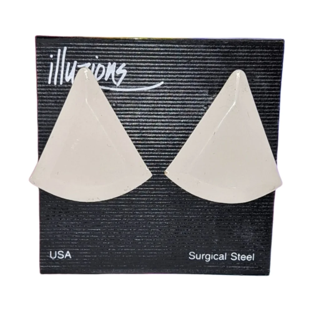 🙋 10/$20. Illusions. Beige Color Pierced Earrings